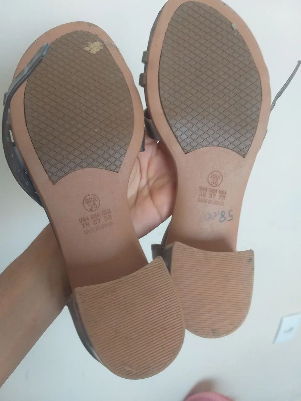 Sandália Prateada com Detalhes - Foto 4