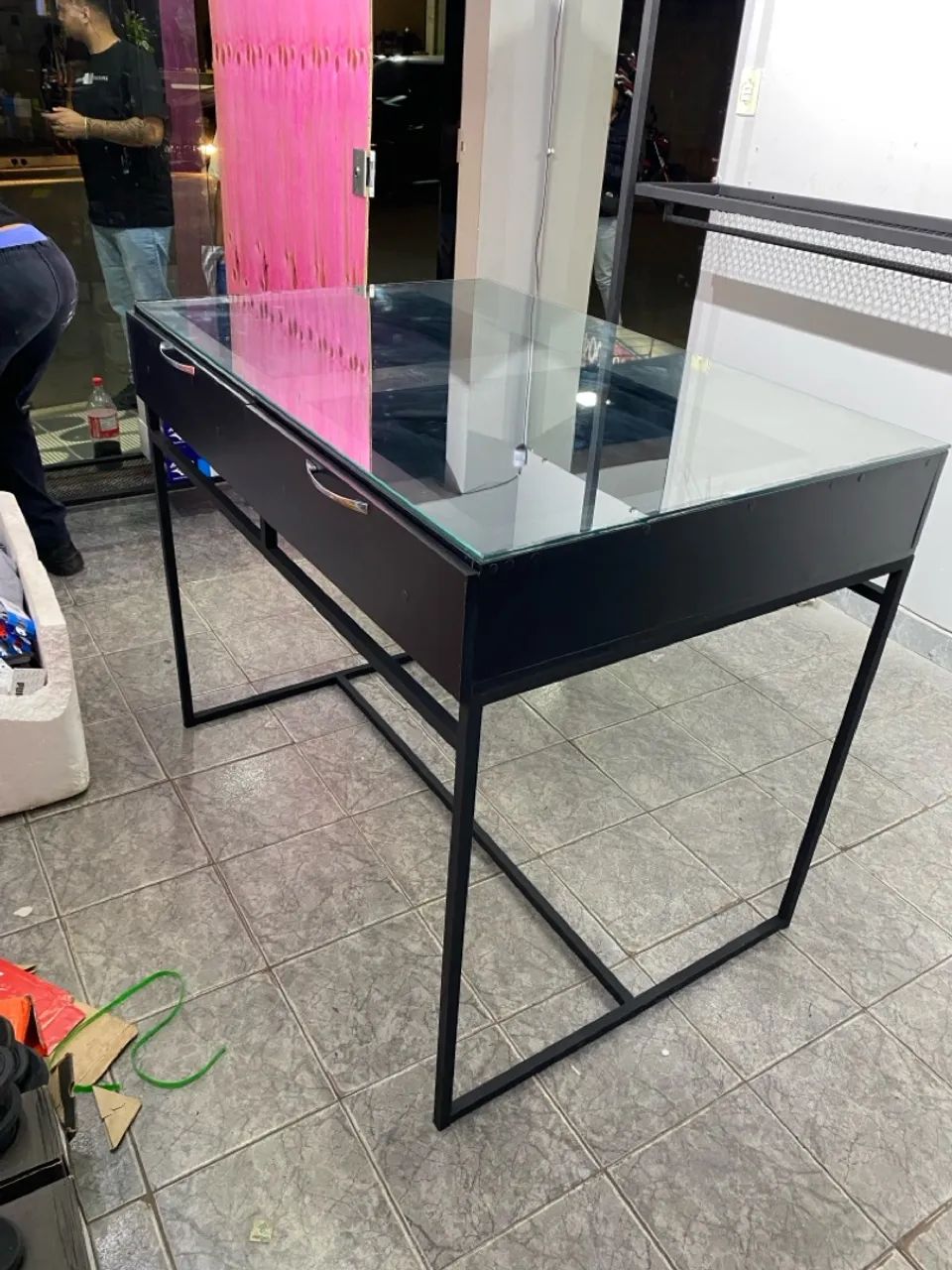 Mesa de centro para loja com tampo de vidro temperado gavetas e araras de roupa - Foto 2