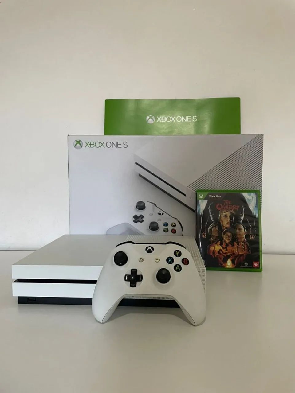 Xbox One S com jogo "The Quarry"