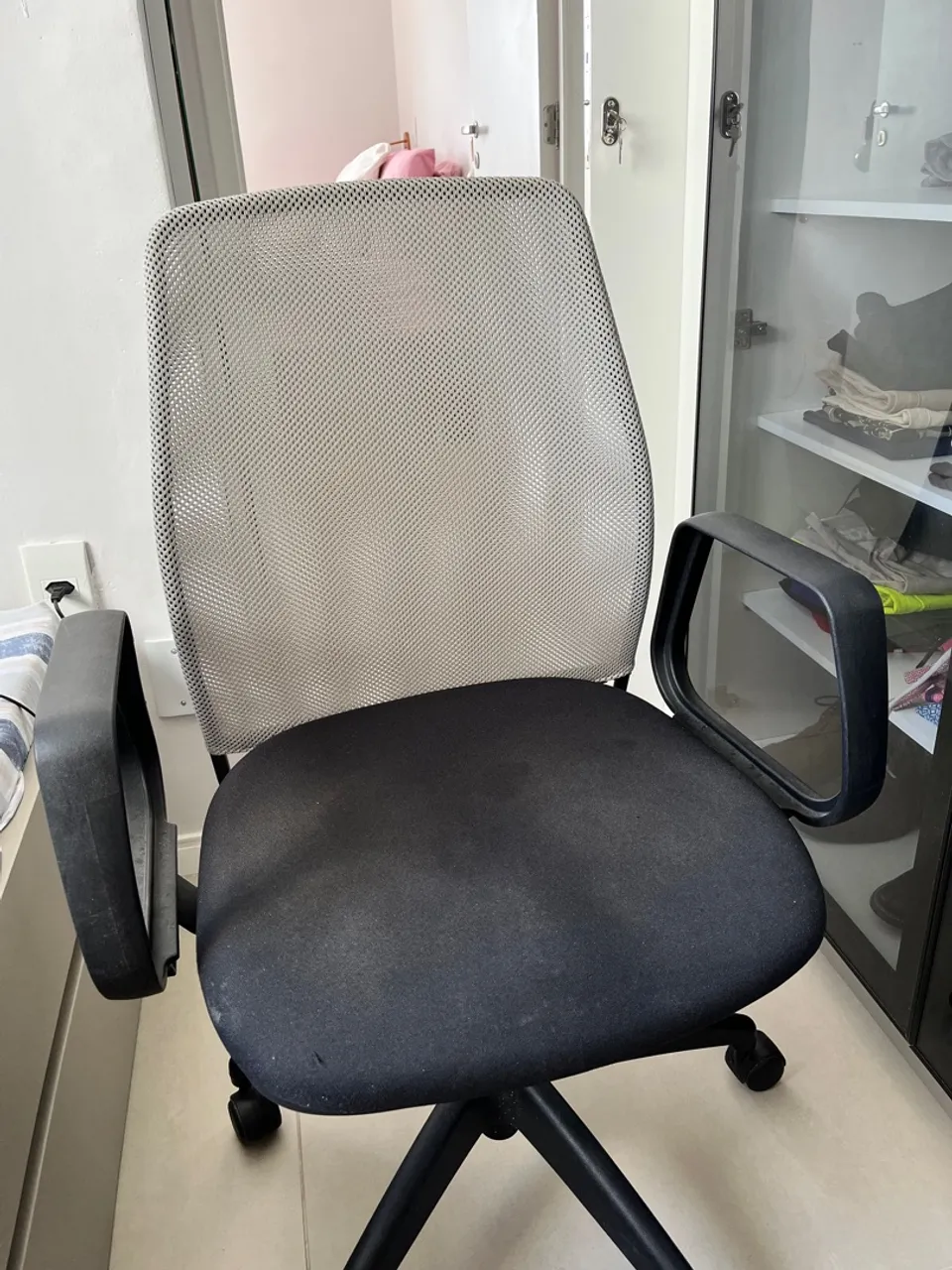 Cadeira de Escritório Ergonômica com Rodinhas