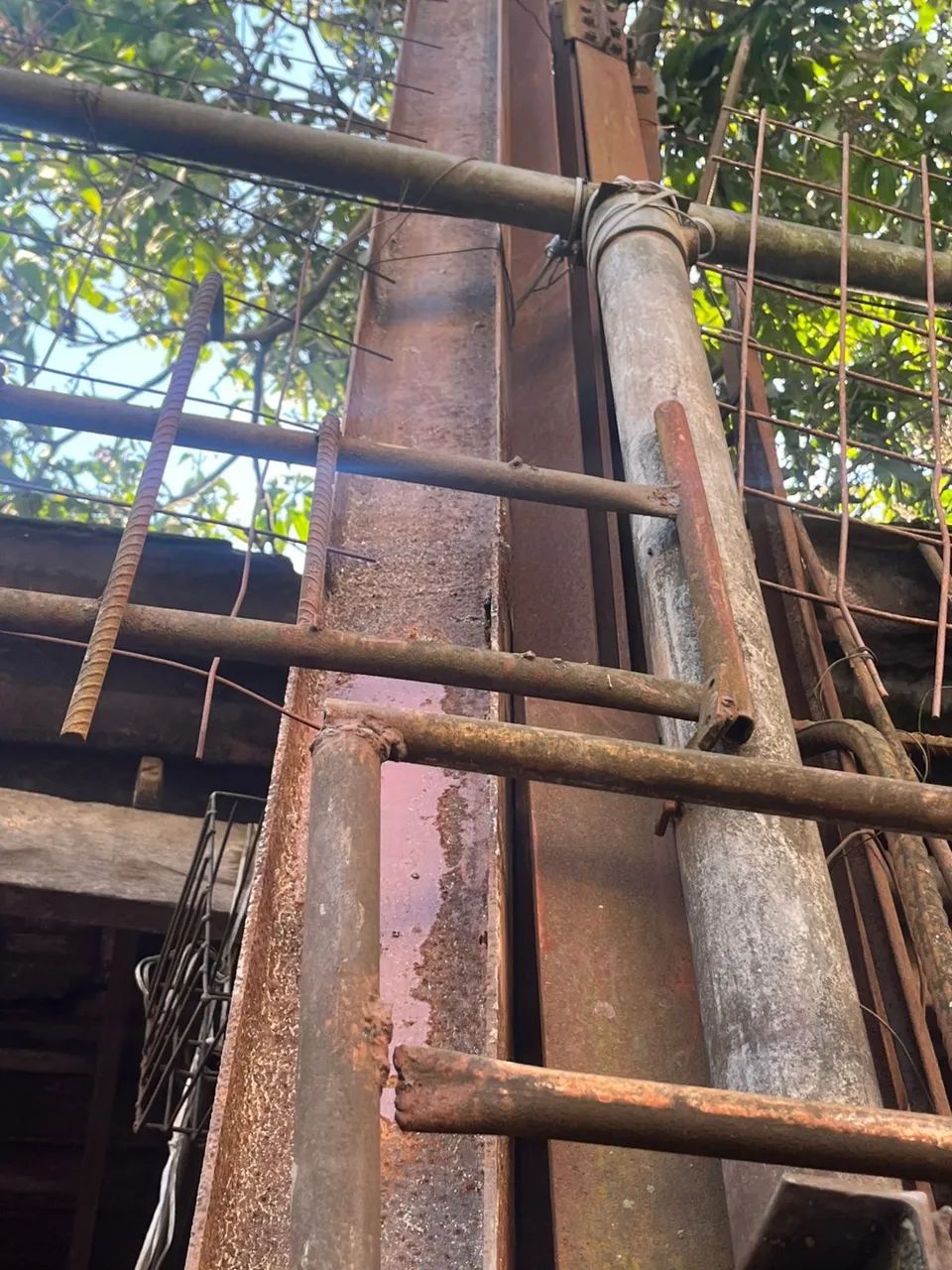 Viga H 4,95mts x 15,5x 10 centímetros de ferro  usada fotos reais aceito oferta  - Foto 2