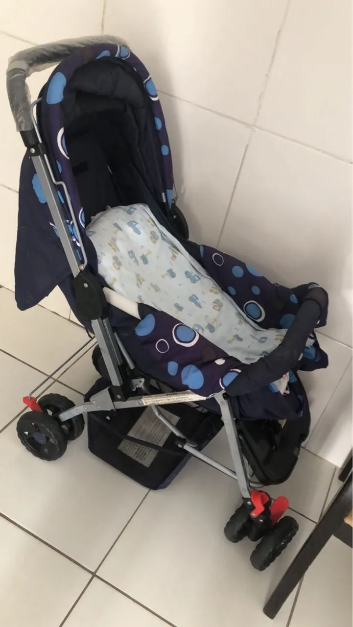 Carrinho de bebê azul e branco