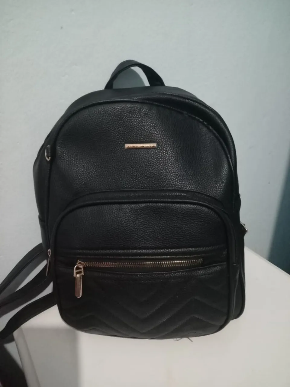 Mochila preta com detalhes em zigue-zague