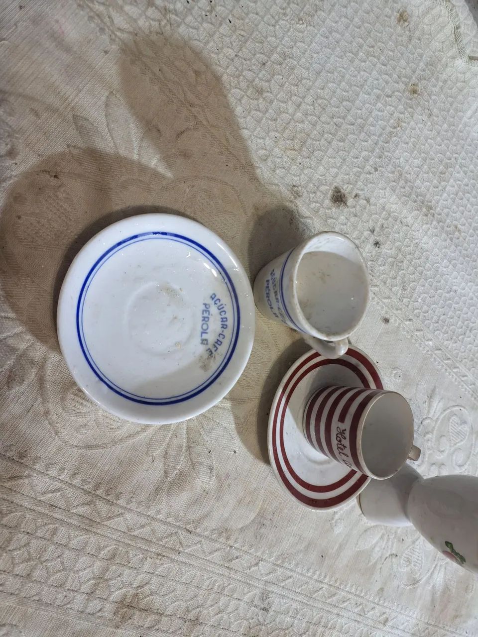 Conjunto de xícaras e pires retrô. Colecionadores 