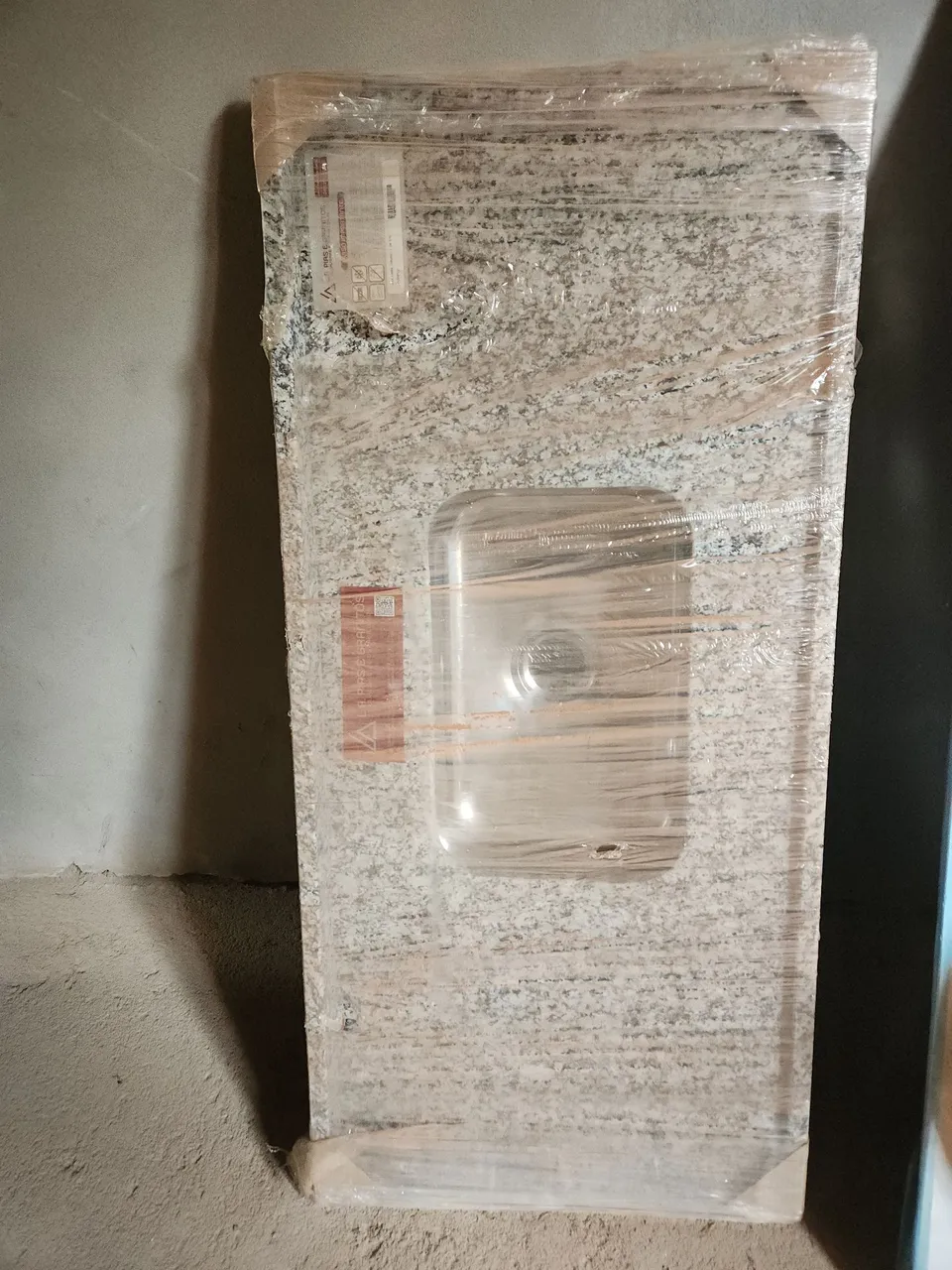 Tampo de granito Ubatuba com cuba de inox 120 x 57