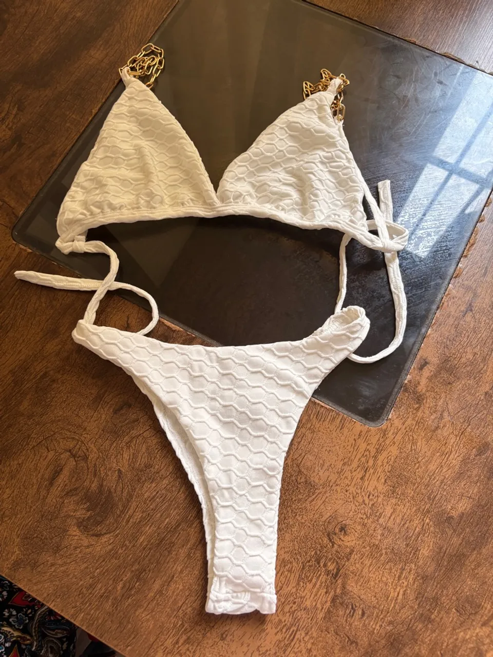 Biquíni branco com detalhes em corrente dourada