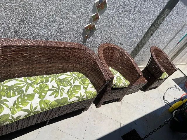 Jogo cadeiras mais mesa centro almofadadas.64596142887811124