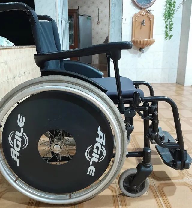 Vende-se CADEIRA DE RODAS REFORÇADA com ANDADOR - Foto 5