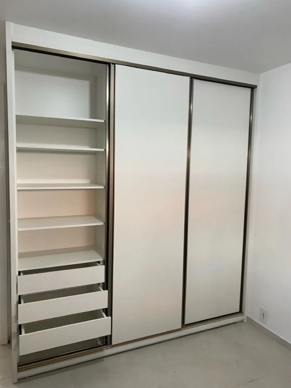 Guarda-Roupa Branco com Portas de Correr - Foto 4