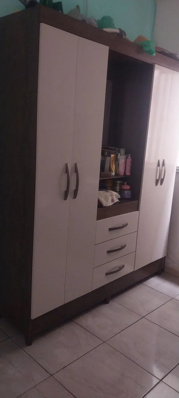 Guarda-Roupa com design moderno e amplo espaço