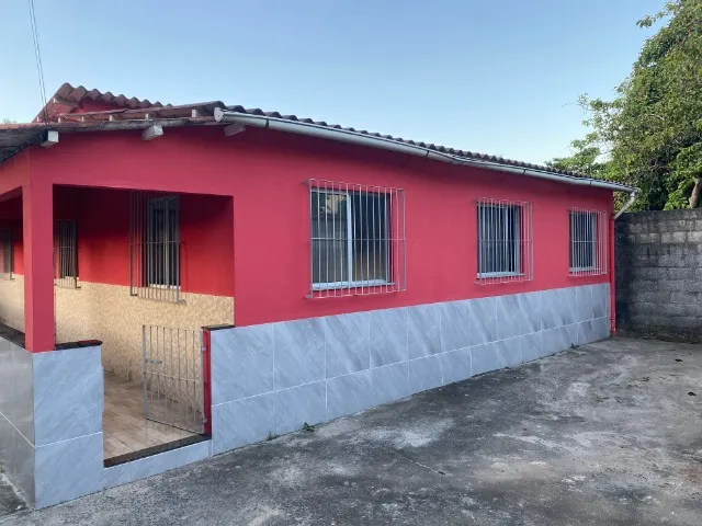 Casa Murada com 3 Quartos, Garagem e Quintal