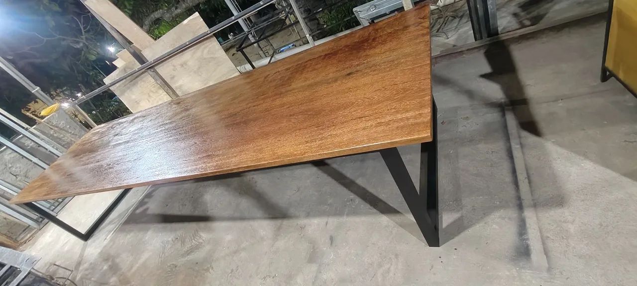 Mesa em madeira de Anjelin 