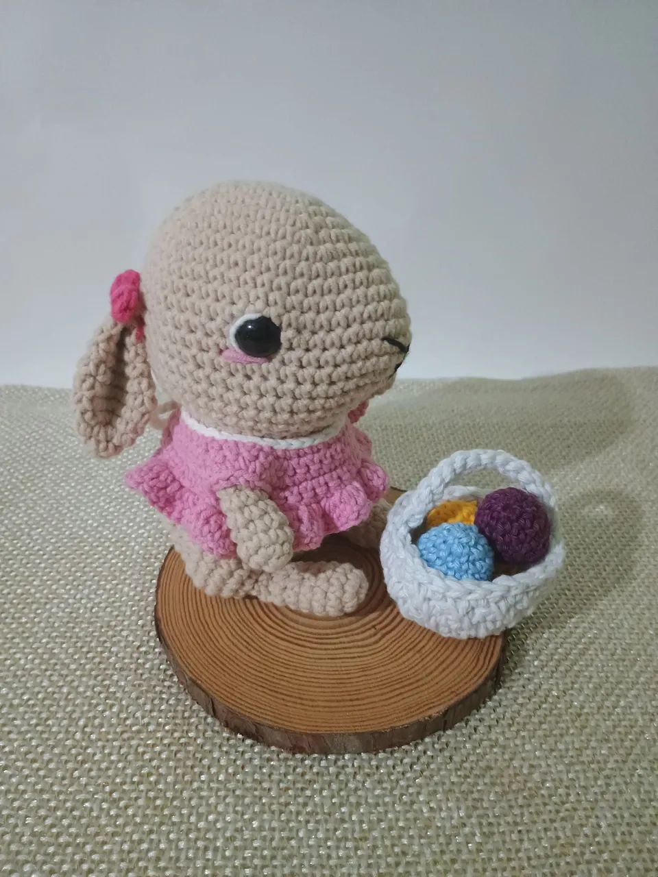 Coelhinha de crochê com cestinha de ovos