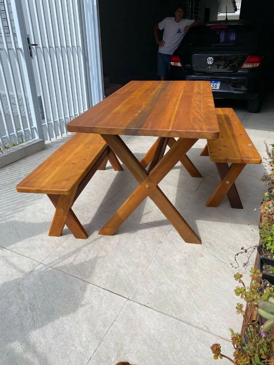 MESA COM BANCOS EM MADEIRA MACIÇA  - Foto 5