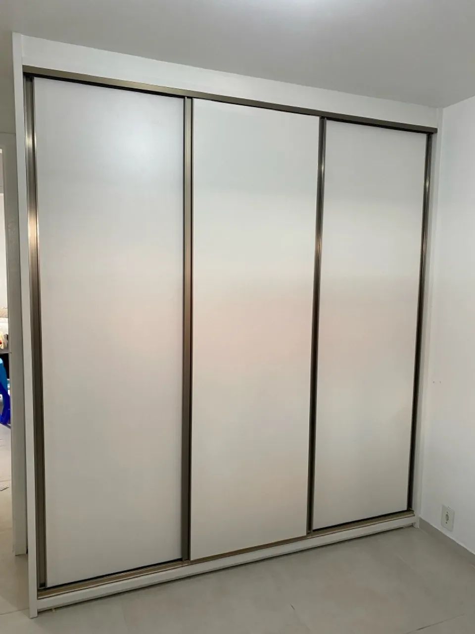 Guarda-Roupa Branco com Portas de Correr - Foto 3