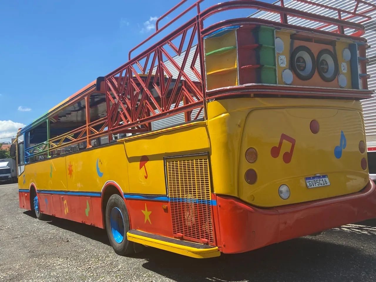 Ônibus Colorido para Diversão - Foto 6