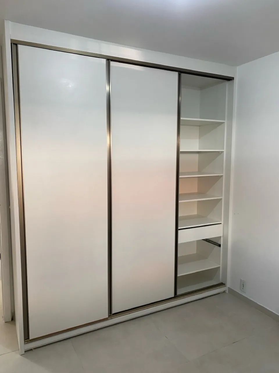 Guarda-Roupa Branco com Portas de Correr - Foto 2