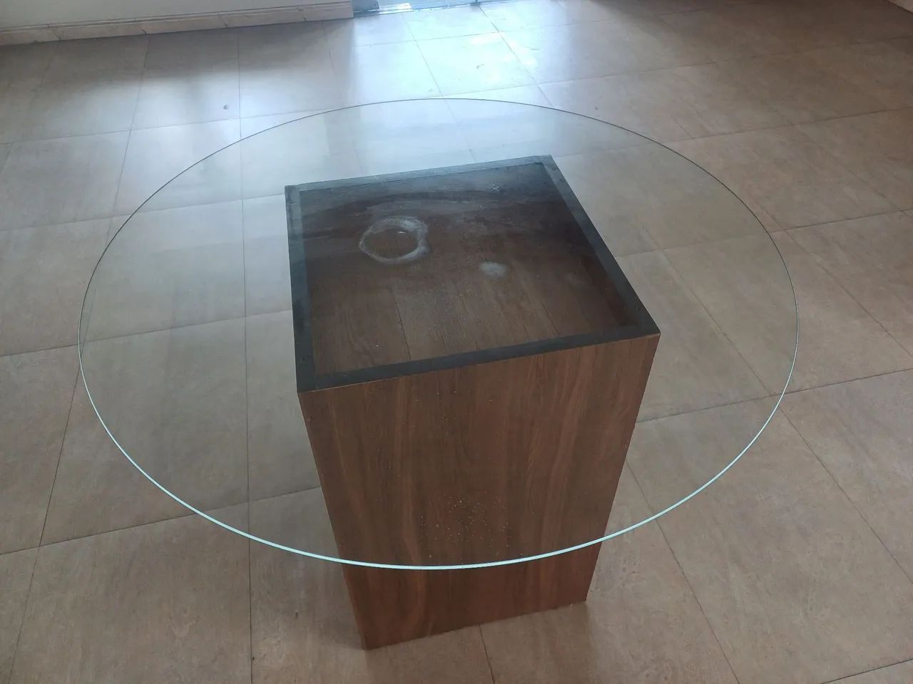 Mesa de vidro redonda com base de madeira - Foto 2