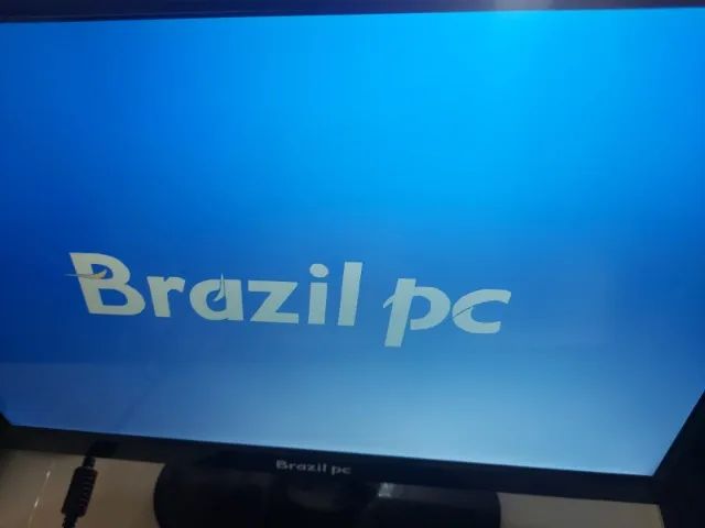 Monitor 15.7 polegadas com tela HD,Possui Furação Vesa.