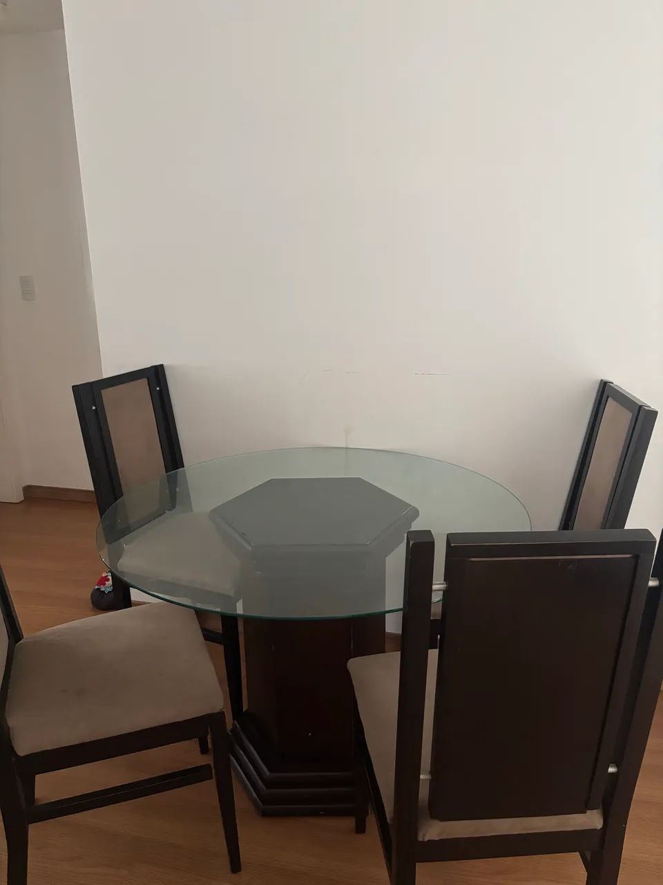 Mesa redonda com tampo de vidro e 4 cadeiras - Foto 5
