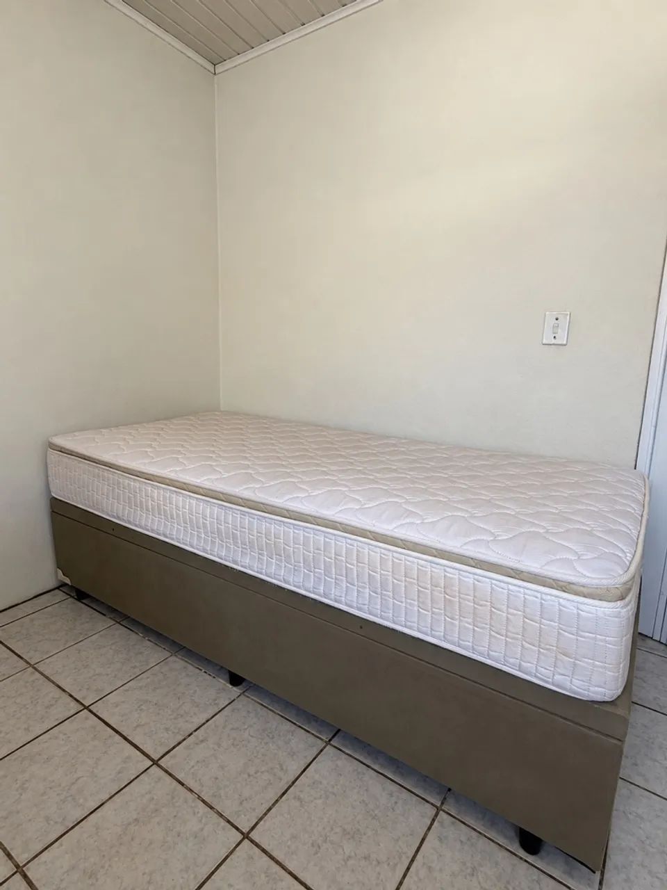 Cama box solteiro (colchão + base baú)