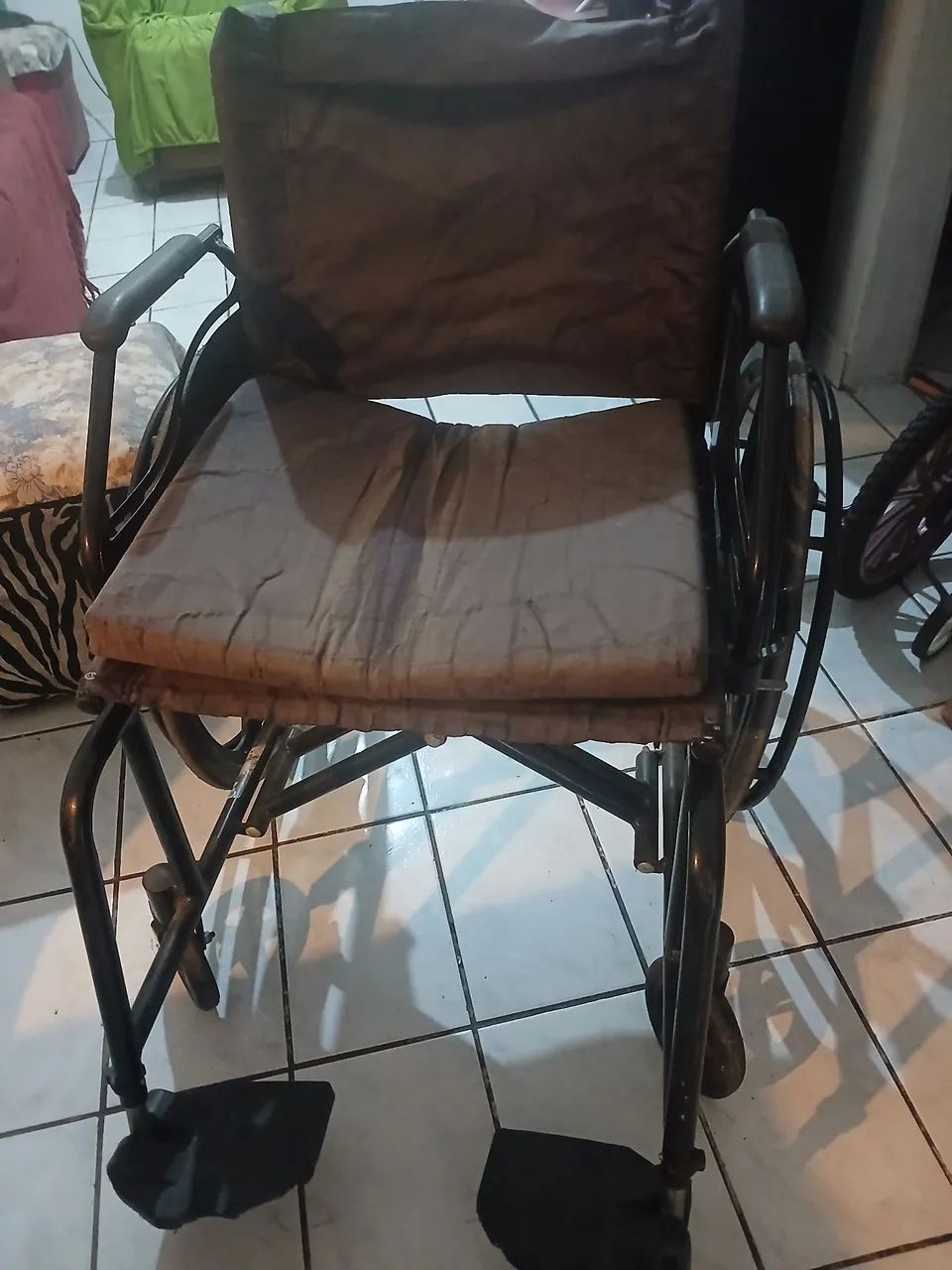 Cadeira de rodas grande . - Foto 2