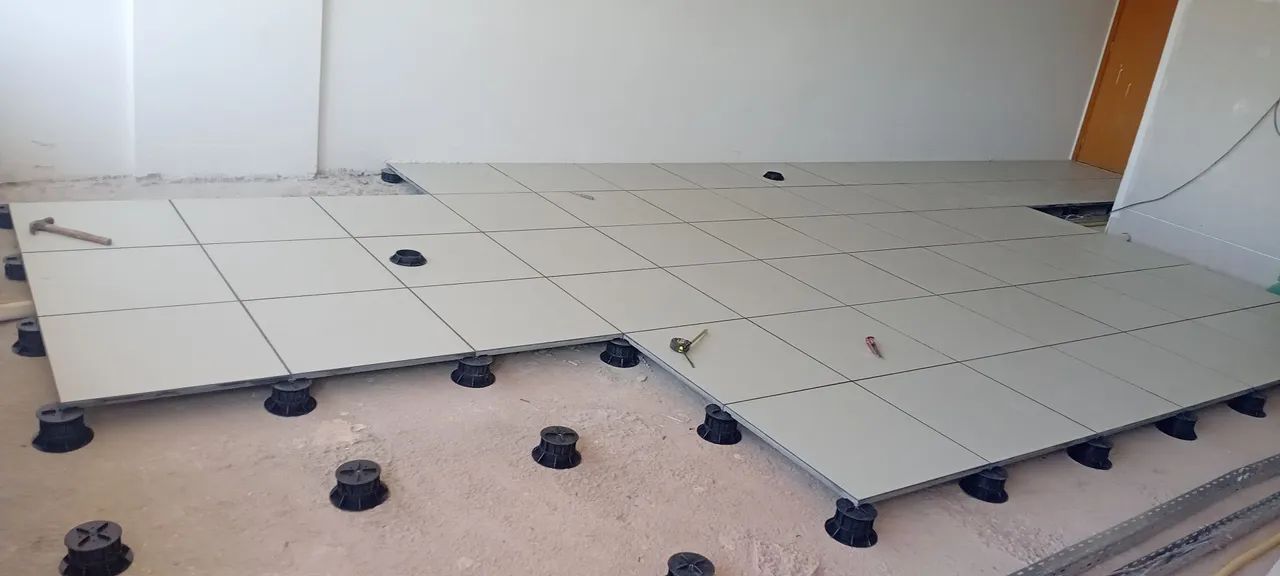 Piso elevado e carpete