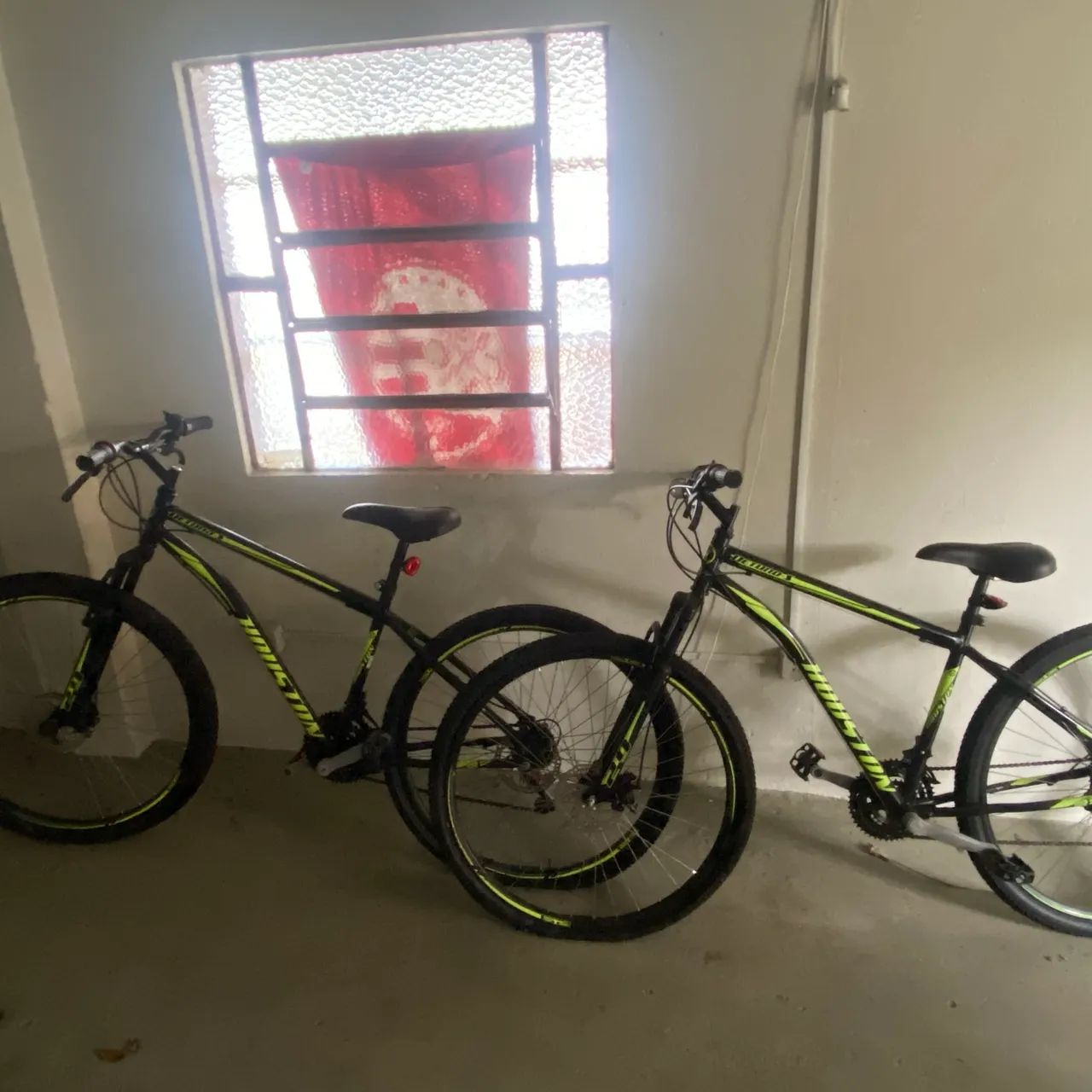 Vende-se 2 Bicicletas (Semi nova)