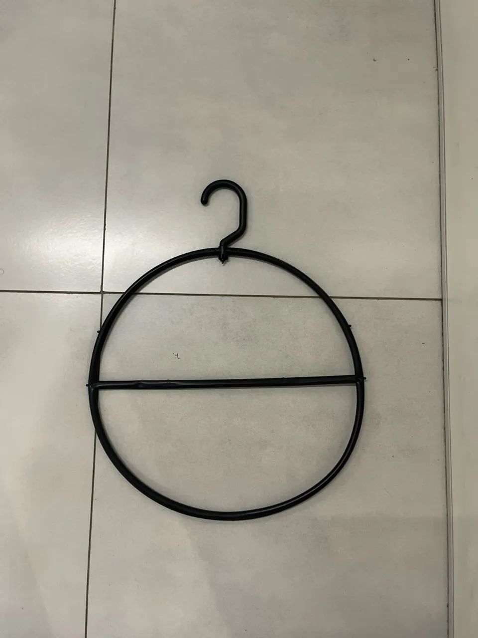 Cabide redondo preto para exposição 