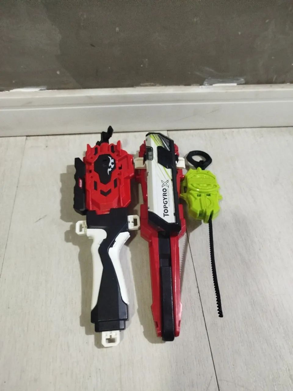 KIT DE BEYBLADES COM LANÇADORES (BEYBLADES Originais)