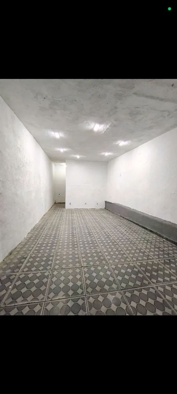 Loja em Santa Rosa, cerdada de residências e ponto de ônibus . 