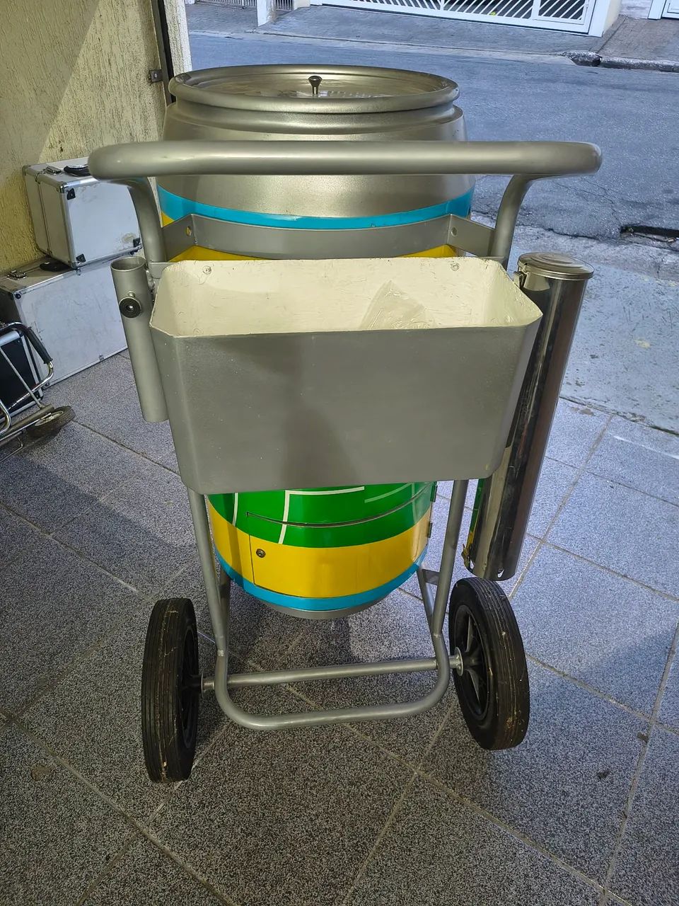 Vendo Cooler, com carrinho metálico e rodízio. - Foto 5