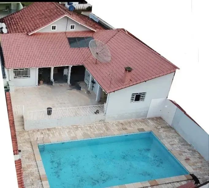 EXCELENTE CASA AMPLA COM PISCINA NO CENTRO DE ITAMONTE-MG - Foto 2