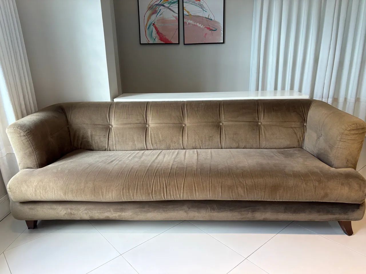 Sofá de veludo marrom 2,20m | Moderno e confortável