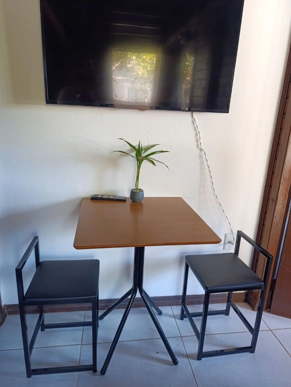Jogo de Mesa e Bancos 
