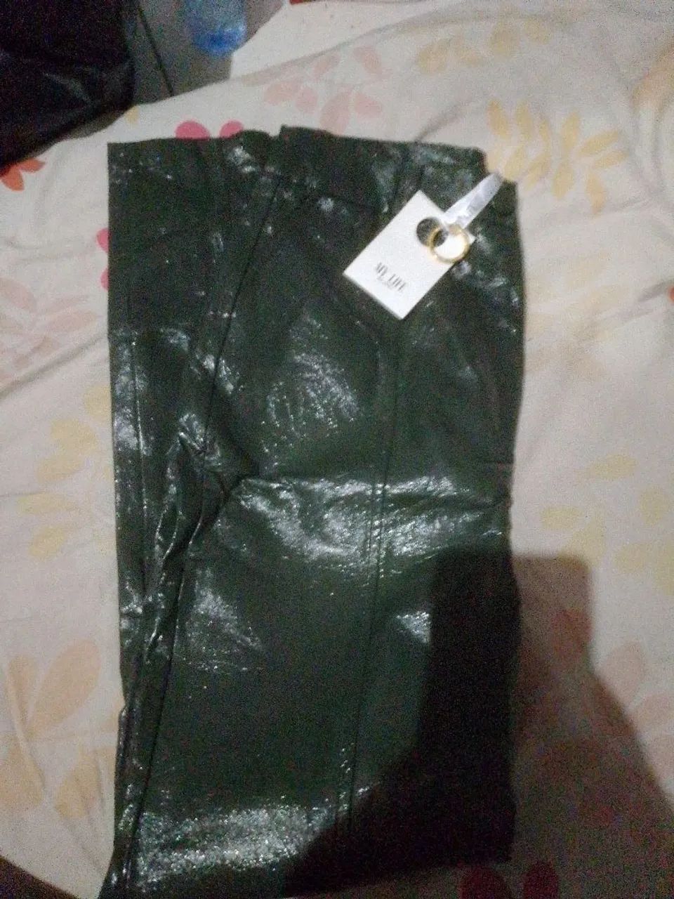 Calça couro falso, verde cintilante.