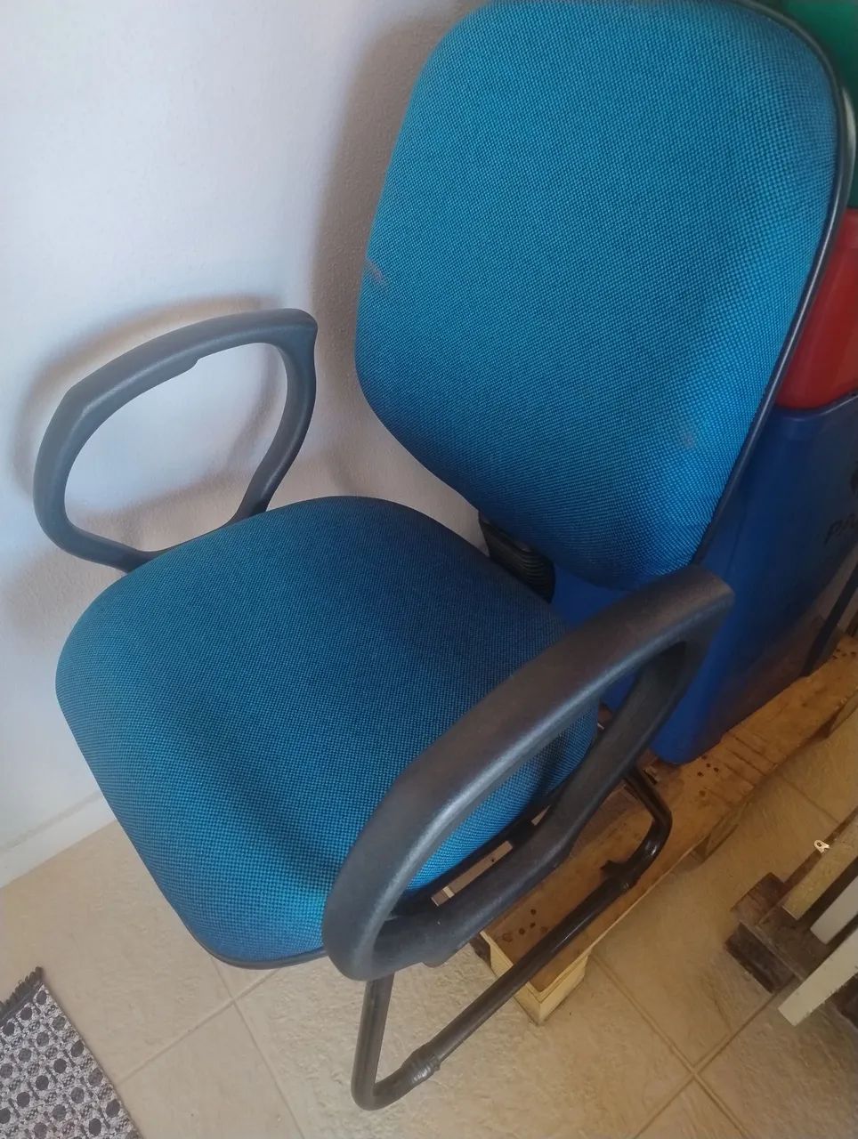 CADEIRA FIXA COM ESTOFAMENTO AZUL E APOIO DE BRAÇO - Foto 2