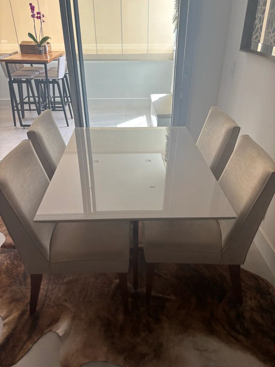 Conjunto de mesa MDF laqueada com vidro e 4 cadeiras 