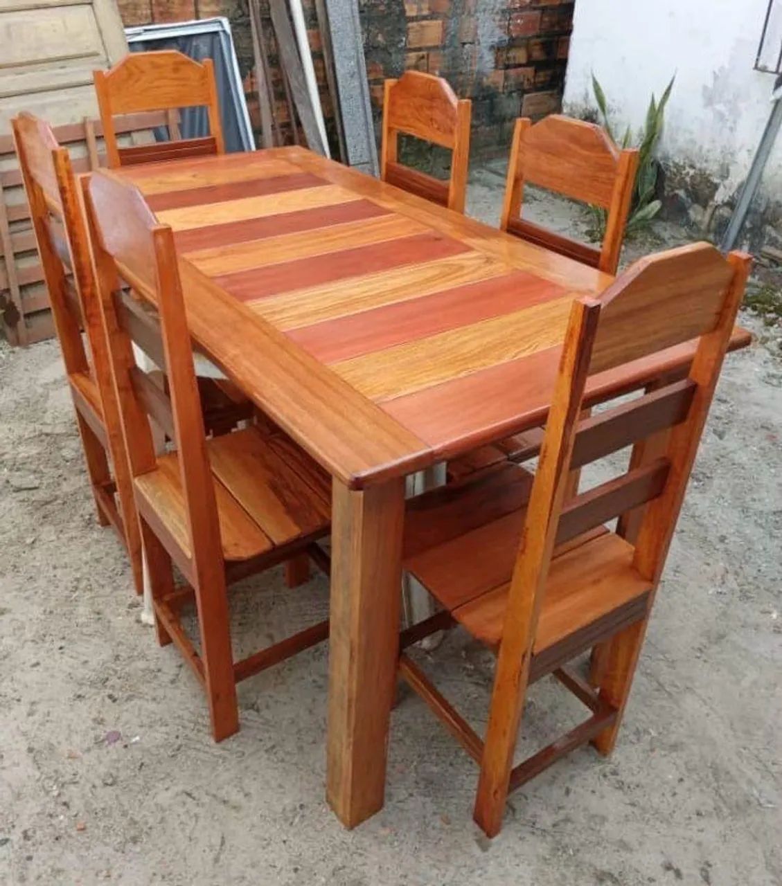 MESA COM 06 CADEIRAS DE MADEIRA 
