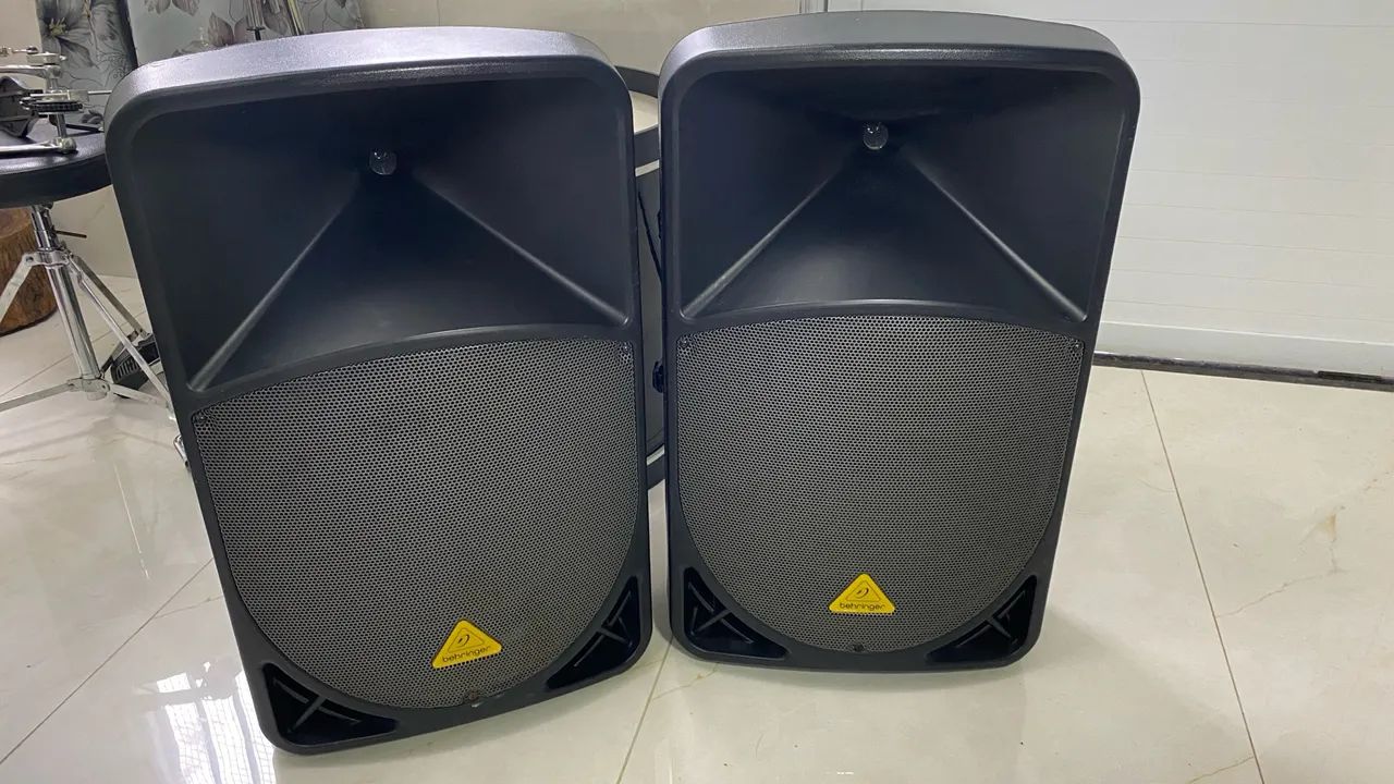 (Par de caixas ativas) BEHRINGER B115MP3