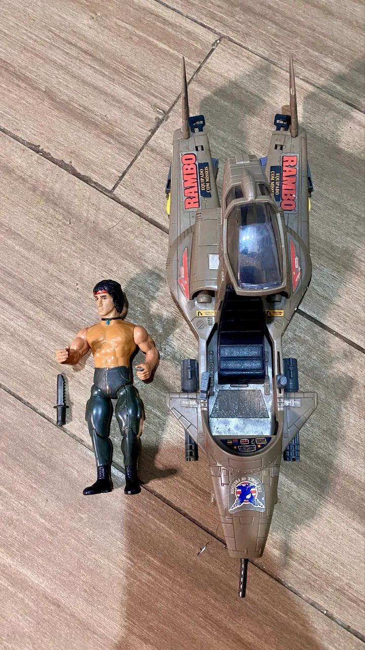 Avião SkyWolf + boneco Rambo - Glasslite, anos 80