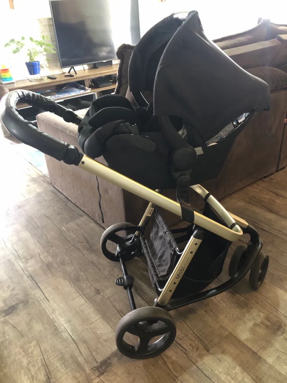Carrinho de bebê, bebê conforto e base. - Foto 4