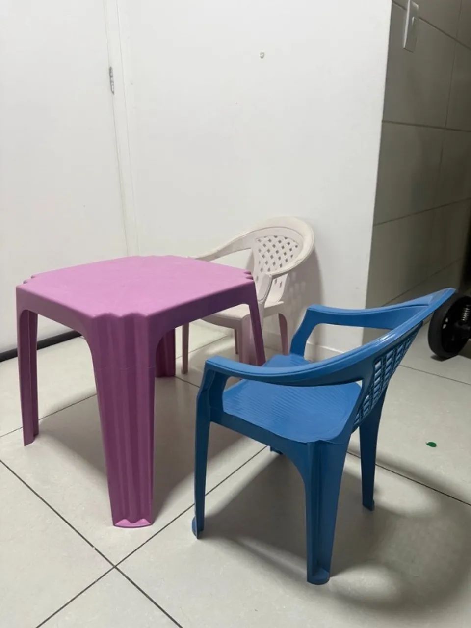 Mesa plástica infantil + cadeiras menino e menina - Foto 3