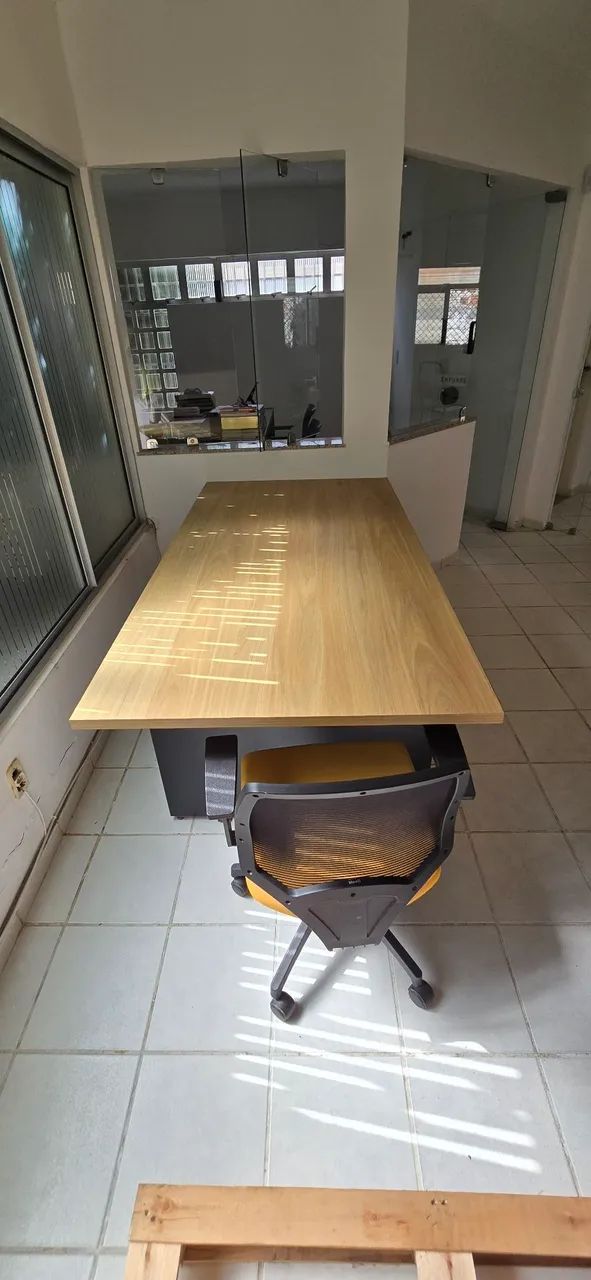 Mesa de Reunião em MDF com cadeiras 