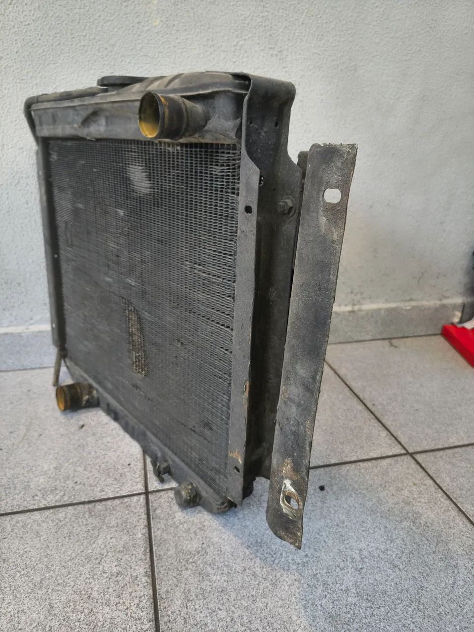 Radiador Ford F 100 usado para desocupar espaço  - Foto 5
