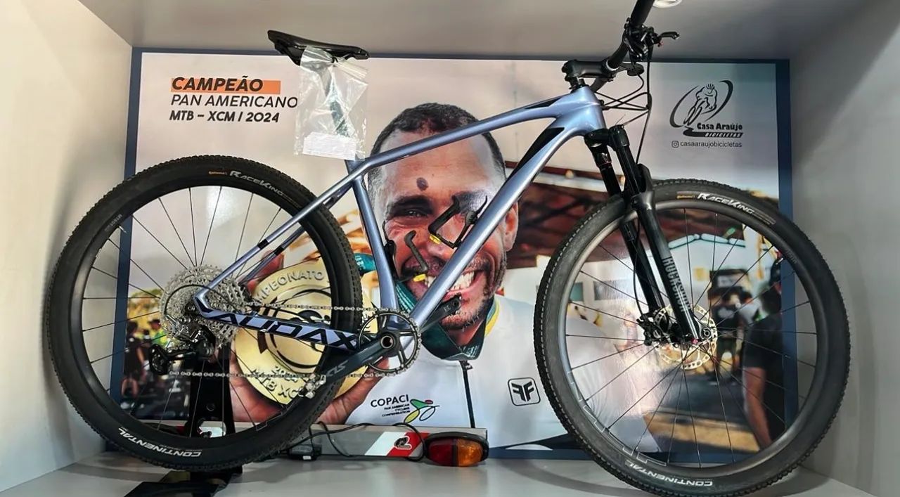 OPORTUNIDADE! BICICLETA MTB DE CARBONO - ALTA PERFORMANCE! 