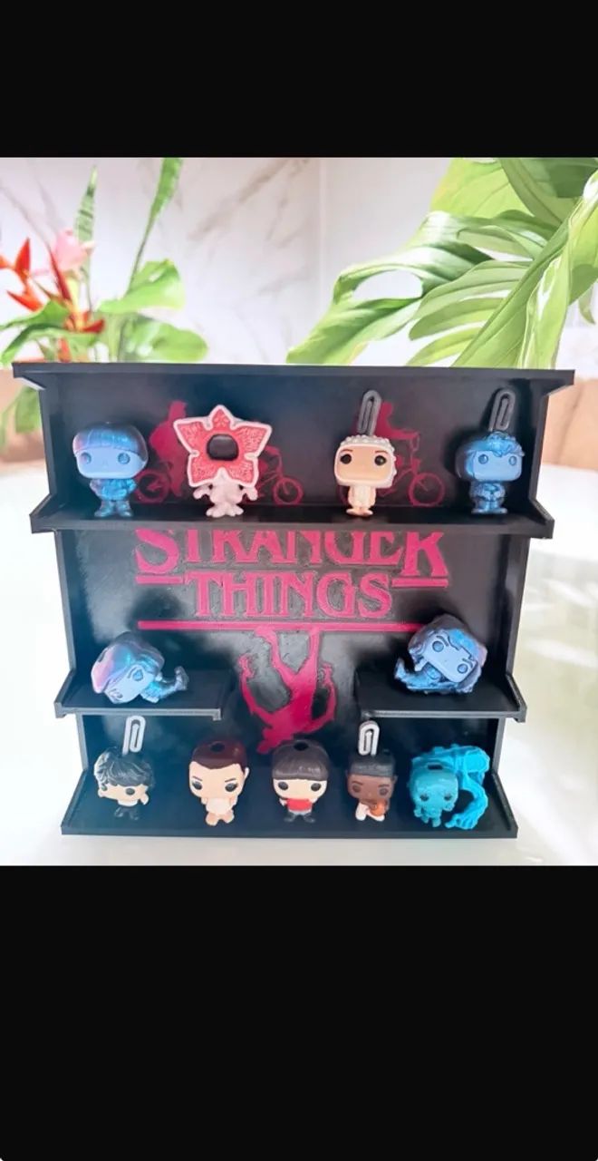 Expositor com bonecos da Kinder joy stranger Things 