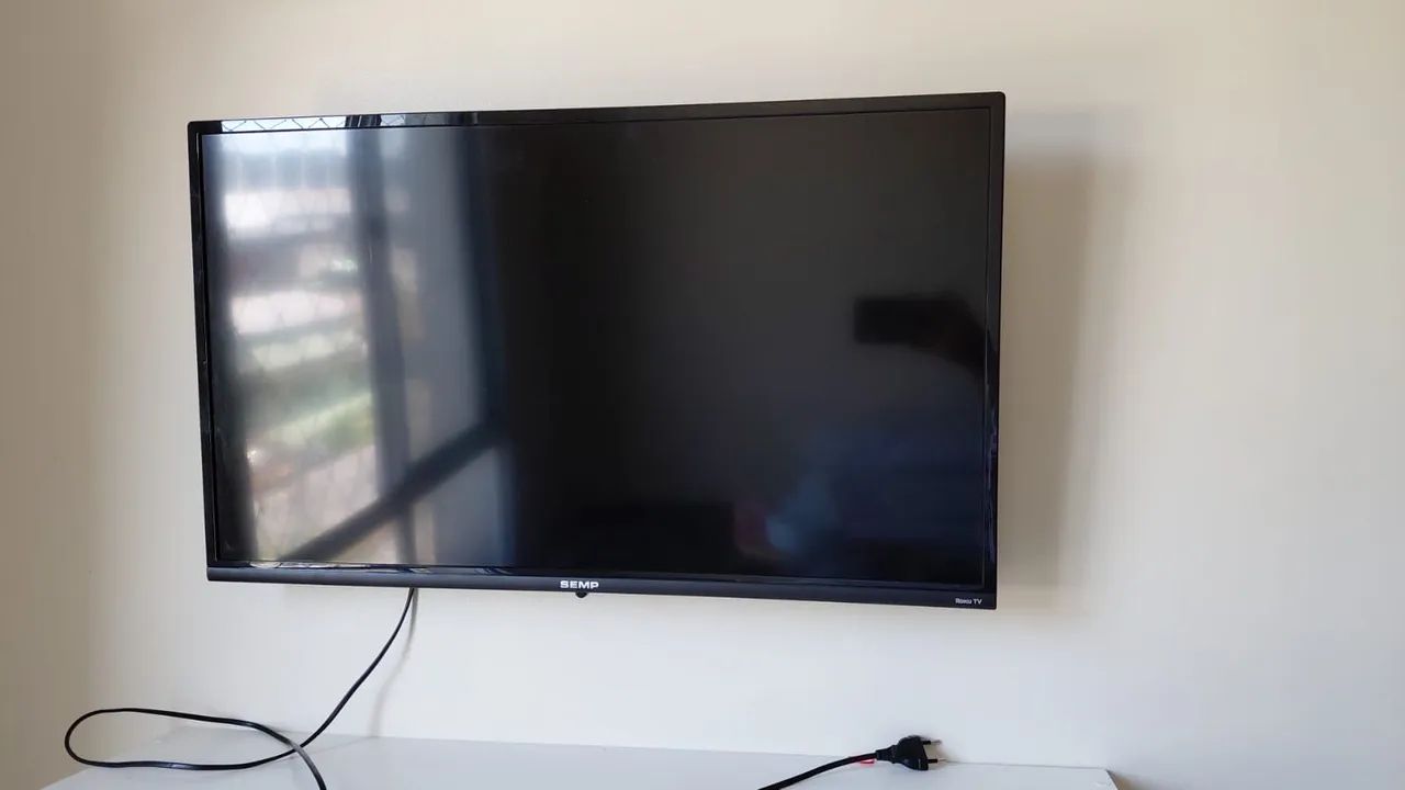 Televisão Smart 32 polegadas, nova. 0 defeito tá e 0 marcas de uso. 