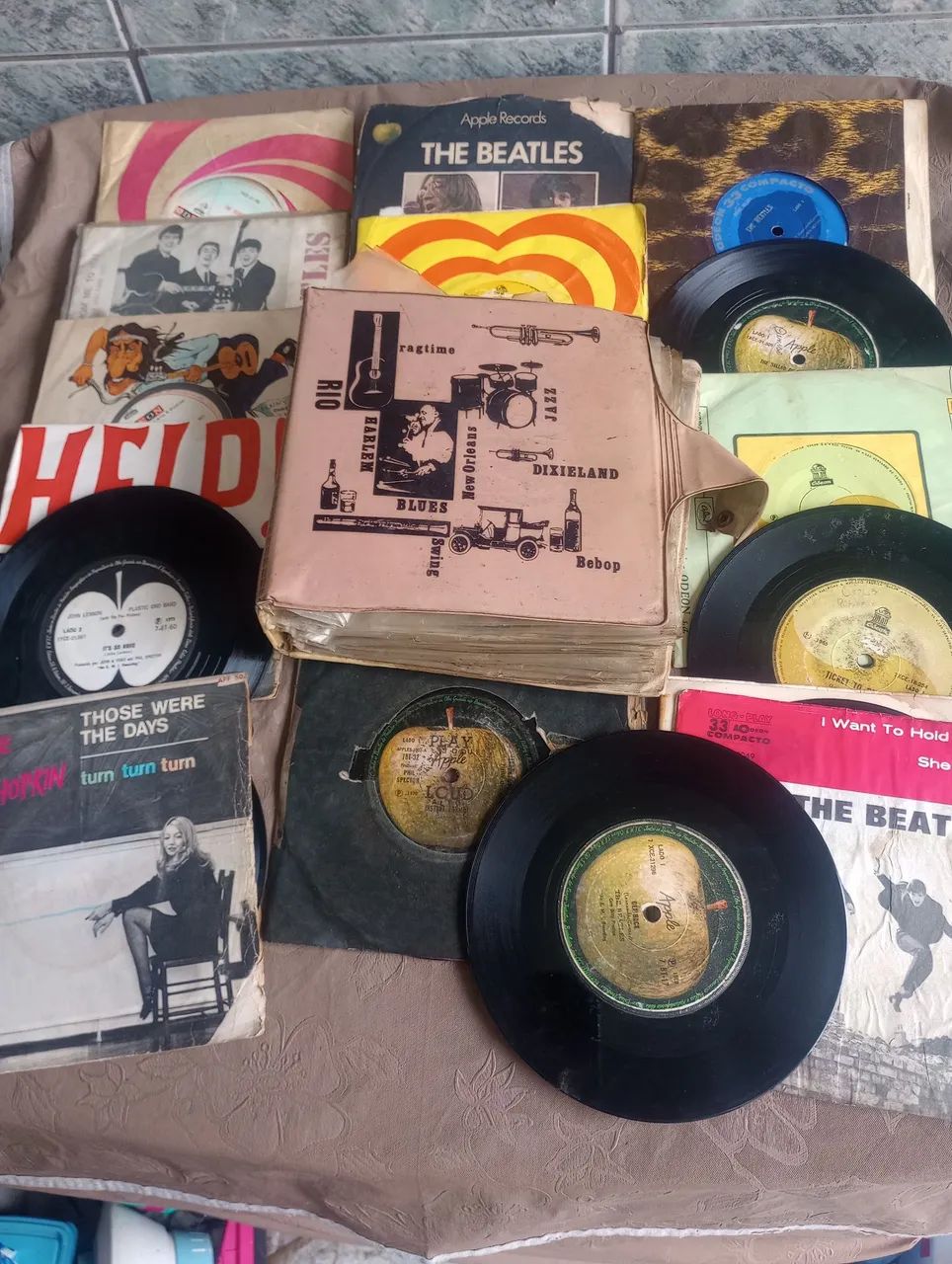 17 Vinis compactos Beatles  - Foto 2