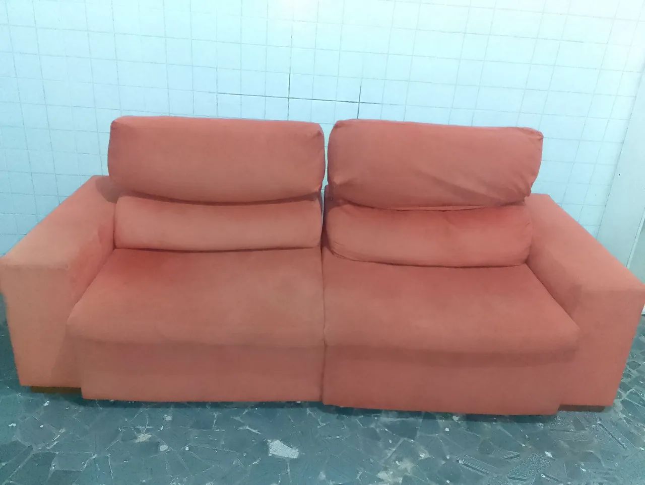 Vende -se 1 sofá retrátil cor laranja 
